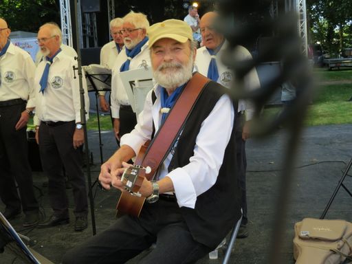 Rolf an der Gitarrre