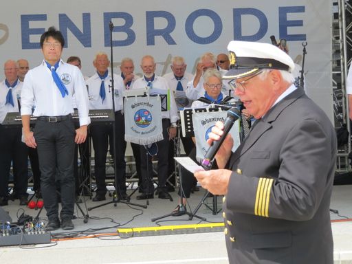 Willi Schoppmeier bedankt sich beim Shantychor Itzehoer Störschipper e. V.